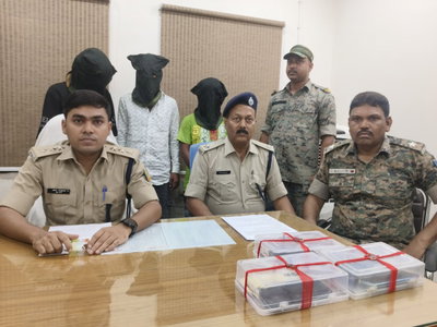Jamtara News :   कैशबैक व कार्ड बंद का झांसा देकर ठगी करने वाले तीन साइबर अपराधी गिरफ्तार