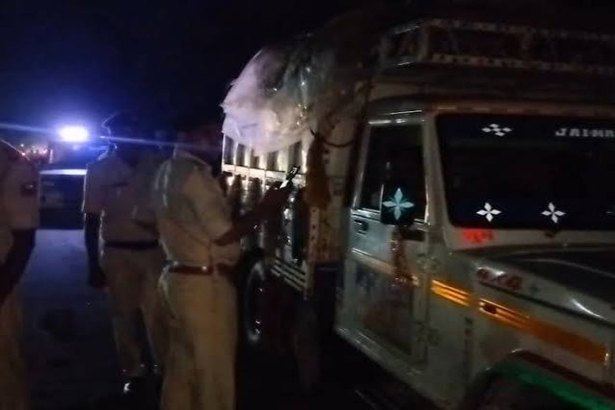 Katihar : आम पेटियों के नीचे छिपाकर विदेशी शराब की तस्करी, पिकअप वैन से 1740 लीटर जब्त