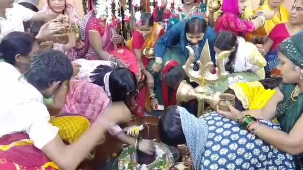 सावन की अंतिम सोमवारी : धनबाद के शिवालयों में उमड़ी भक्तों की भीड़, भूतनाथ मंदिर में हुईं भव्य भस्म आरती