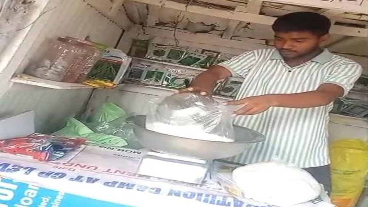 Dhanbad News :  टुंडी में यूरिया की कालाबाजारी, किसानों को 12-16 रुपये किलो बेचने का आरोप