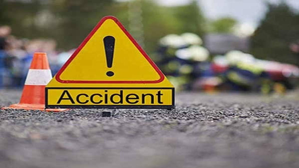 Giridih News :  देवाटांड़ में ट्रक की चपेट में आकर बाइक सवार महिला की मौत, आक्रोशितों ने सड़क जाम की