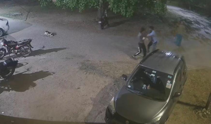 जमशेदपुर :  दोस्तों ने दोस्त पर ही चापड़ से किया हमला, चार गिरफ्तार, वारदात CCTV में कैद