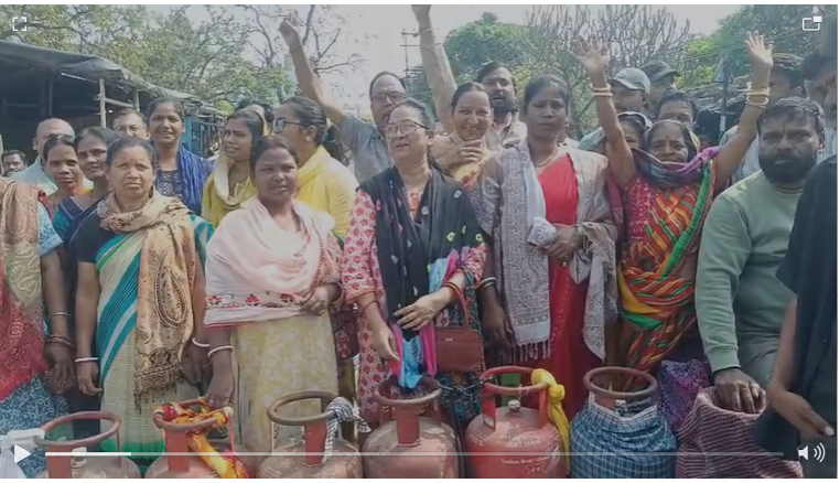 रांची :  दो दिन लाइन में इंतजार के बावजूद सिलेंडर नहीं मिलने पर उपभोक्ताओं ने मुख्य सड़क जाम की