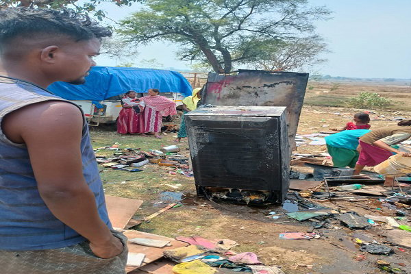 चक्रधरपुर: टोंकाटोली में शॉट सर्किट से दुकान में लगी आग, दो लाख का नुकसान