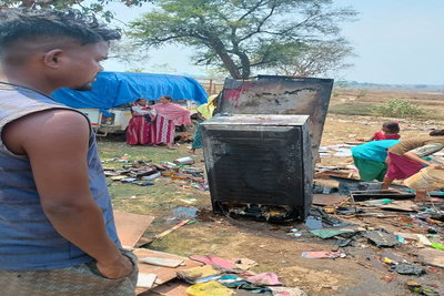 चक्रधरपुर: टोंकाटोली में शॉट सर्किट से दुकान में लगी आग, दो लाख का नुकसान