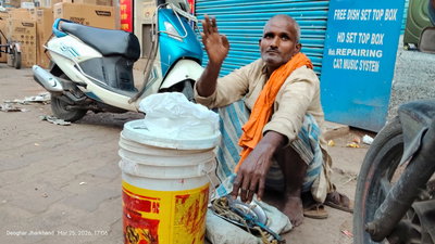 देवघर बाजार में खुले में बिकता नकली पनीर, प्रशासन बेखबर