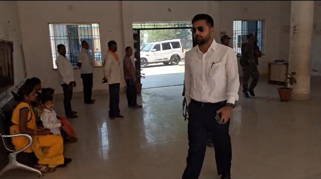 सतबरवा BDO के ऑफिस से गायब रहने पर भड़के DC, शोकॉज करने का दिया निर्देश