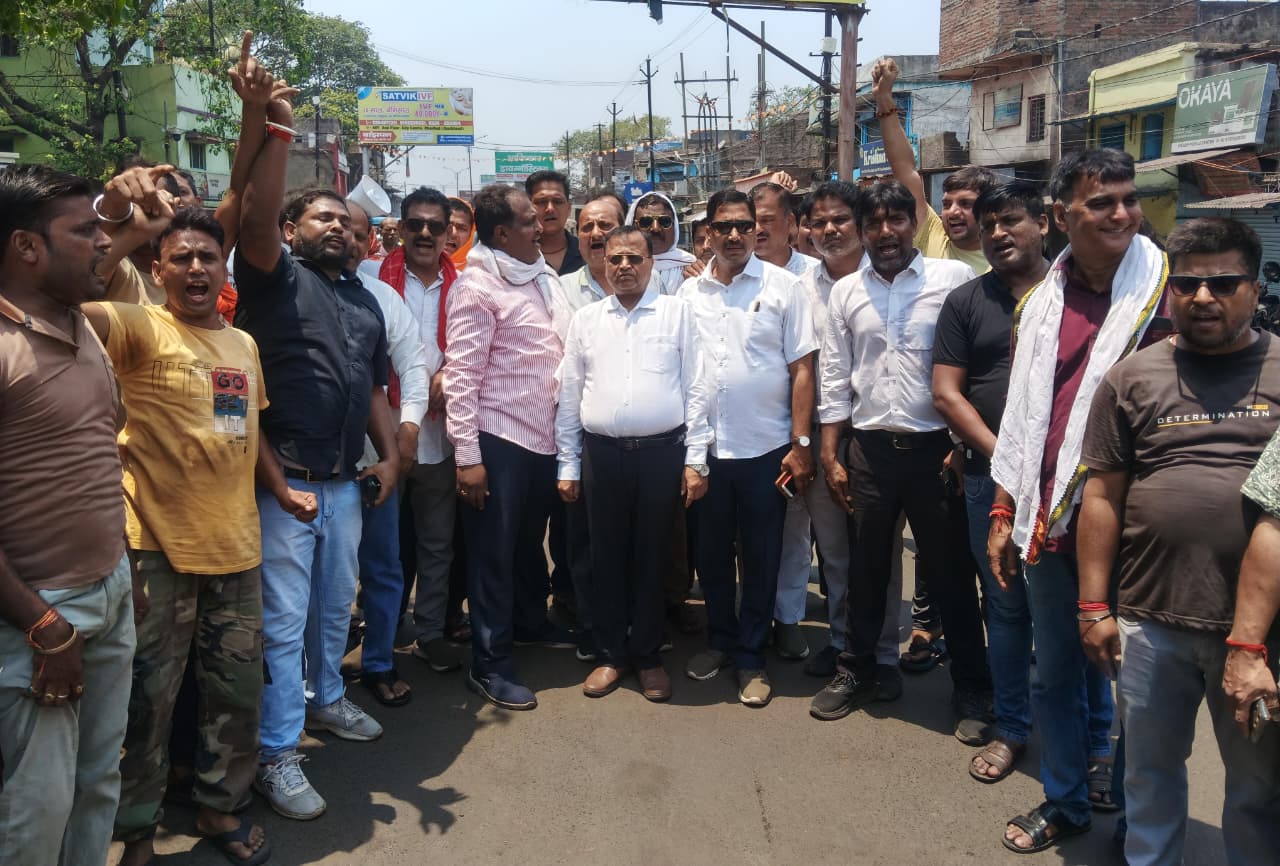 धनबाद-बोकारो मुख्य मार्ग खोलने को लेकर संग्राम, केंदुआ बाजार बंद, सड़क पर उतरे व्यवसायी, MLA भी धरने पर