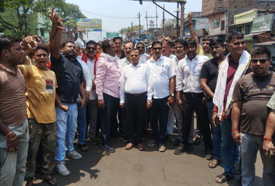 धनबाद-बोकारो मुख्य मार्ग खोलने को लेकर संग्राम, केंदुआ बाजार बंद, सड़क पर उतरे व्यवसायी, MLA भी धरने पर