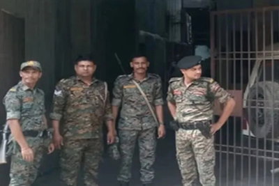Gayaji News :  पूर्व सांसद के किराएदार के घर से भारी मात्रा में नकली व नशीली दवाएं बरामद, देवघर से है कनेक्शन