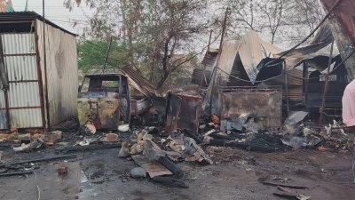 Palamu News :  हैदरनगर बस स्टैंड के पास तीन दुकानों में लगी आग,15 लाख की संपत्ति राख