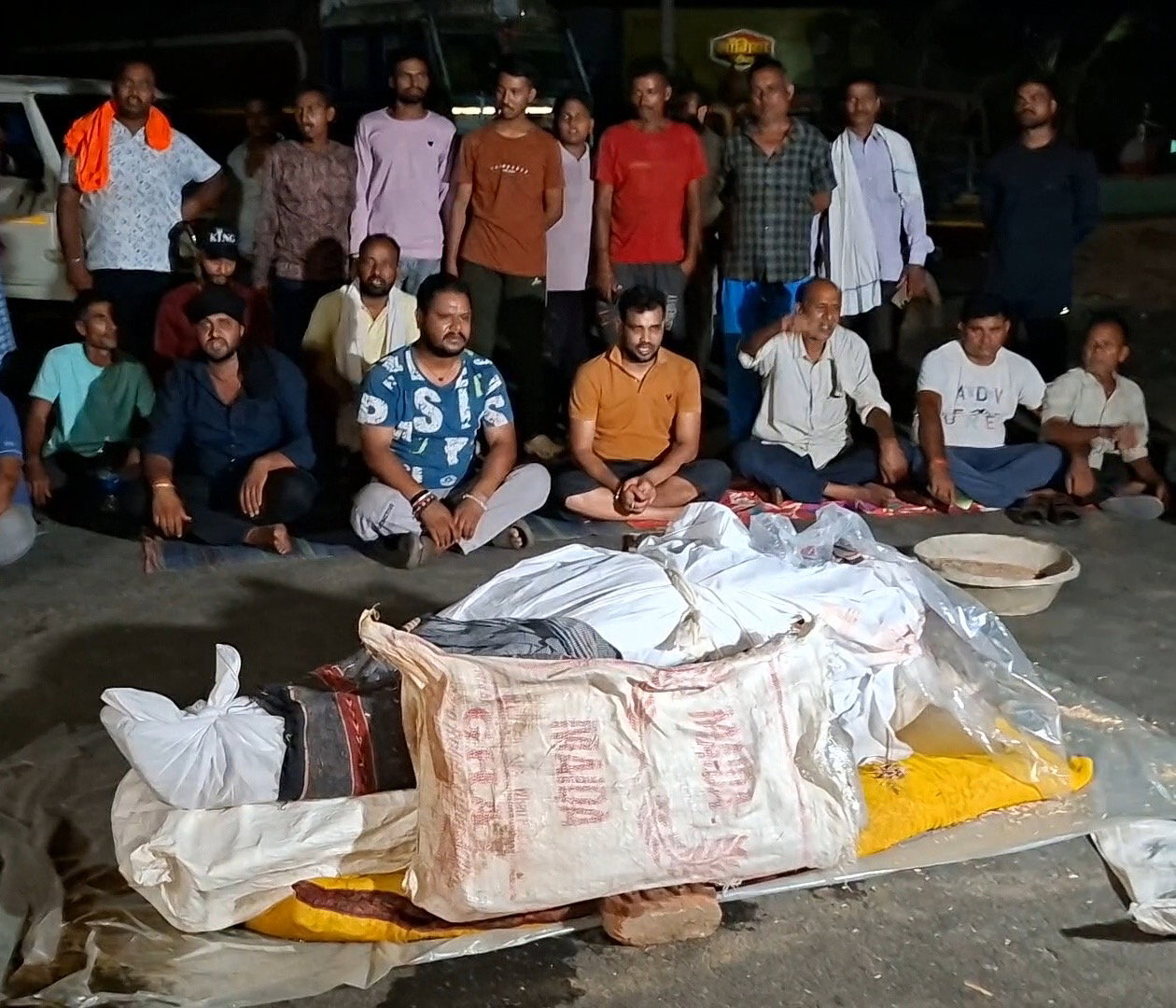 Chatra News : कोयला लदे ट्रक की चपेट में आकर व्यक्ति की मौत, आक्रोशितों ने की घंटों सड़क जाम