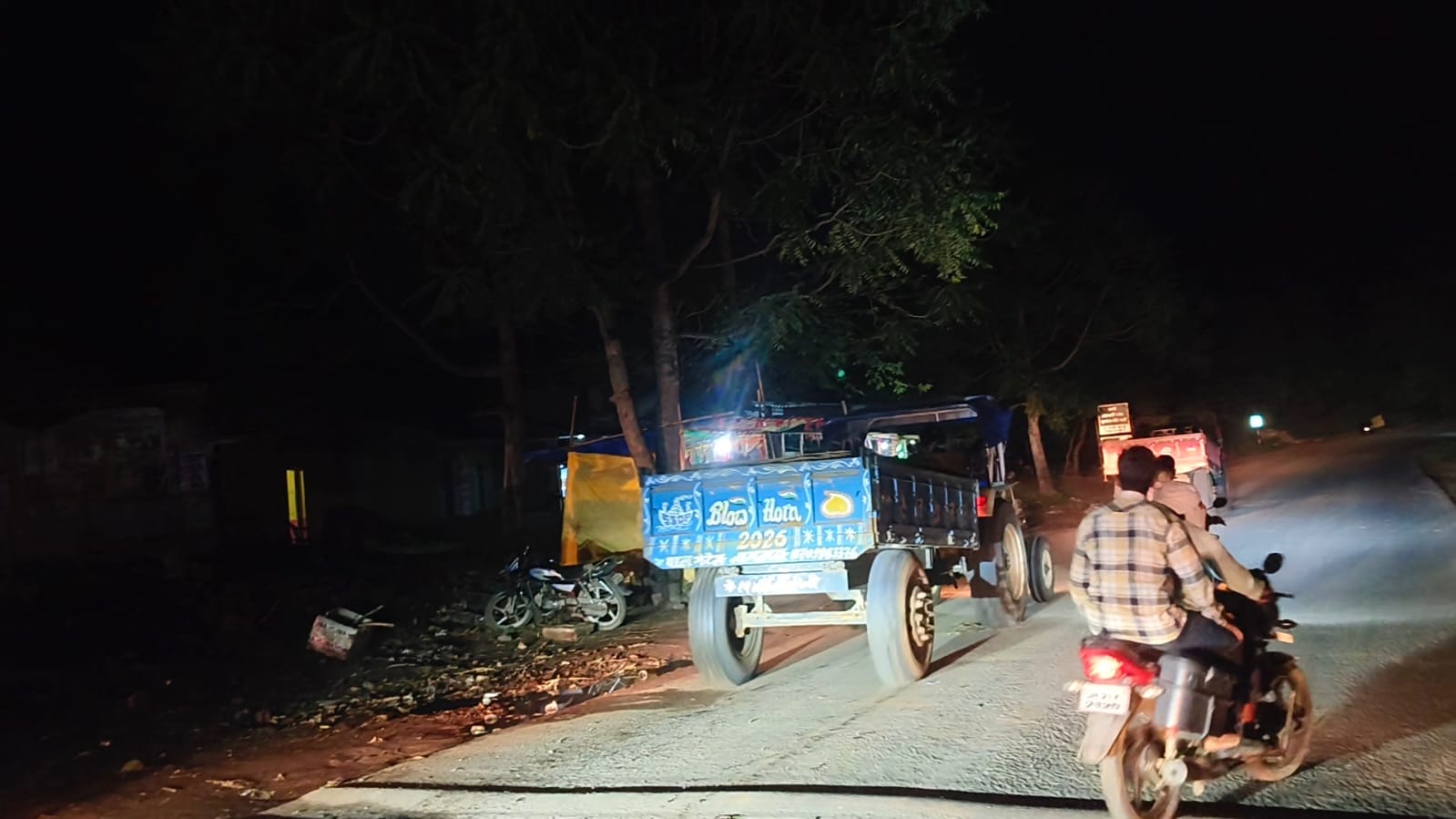 Jamtara News :  नारायणपुर थाने के पास से रातभर गुजर रहे बालू लदे वाहन, SDPO बोले-होगी कार्रवाई