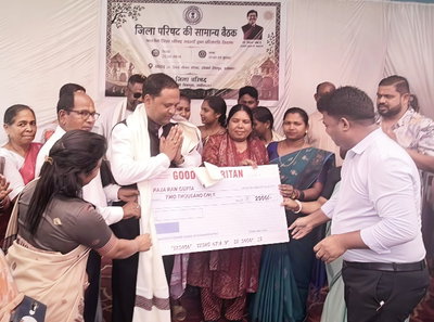 Chaibasa :   सड़क दुर्घटना में घायलों को अस्पताल पहुंचाने वाले राजाराम को किया गया सम्मानित
