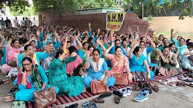 Chaibasa News :  सिविल सर्जन के आश्वासन पर NHM संविदा स्वास्थ्य कर्मियों का हड़ताल खत्म, काम पर लौटे