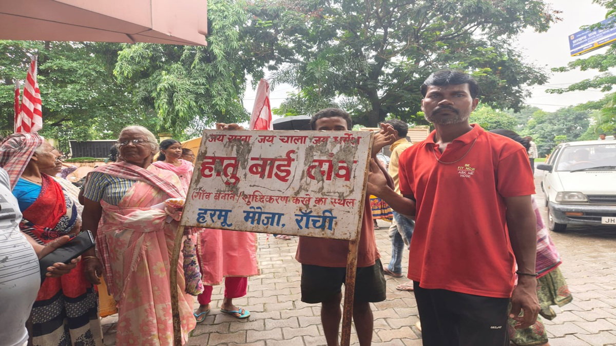 हातु बाई ठाव का बोर्ड और सरना झंडा उखाड़ने पर आदिवासी समाज में आक्रोश, आवास बोर्ड मुख्यालय घेरा