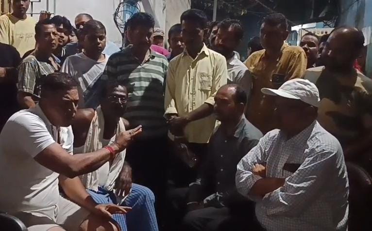 Dhanbad News : 48 घंटे में बढ़ा भू-धंसान का दायरा, घर छोड़ सड़क पर निकले रैयत