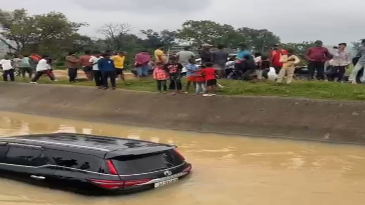 Fortuner fell into canal