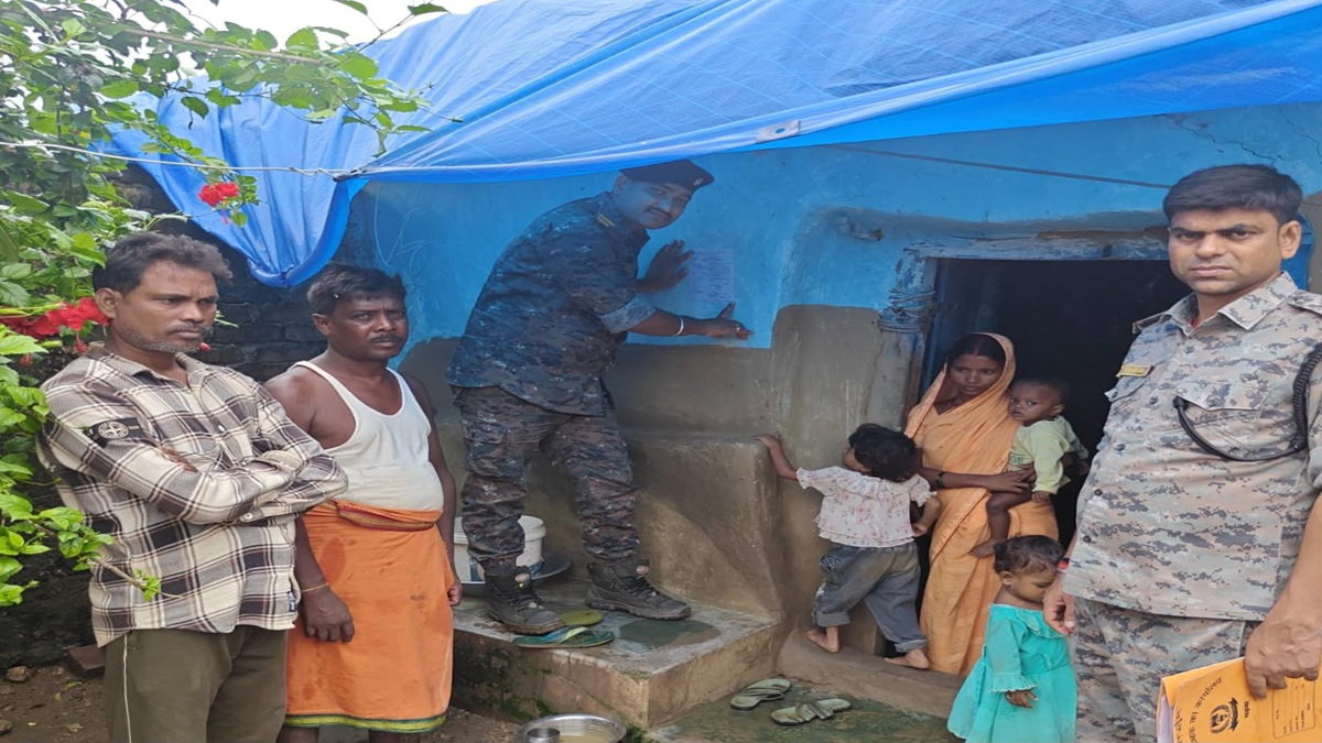 Latehar News :  भाकपा माओवादी राजू भुइयां के घर पुलिस ने चिपकाया इश्तेहार