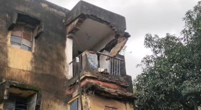 Bokaro News :   सेक्टर 12 के एक क्वार्टर की तीसरी मंजिल का छज्जा भरभराकर गिरा, बाल-बाल बचे गृहस्वामी