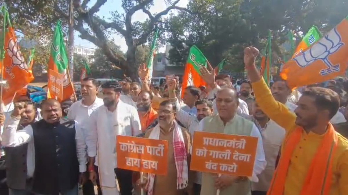 Jharkhand : खड़गे के बयान पर भड़की बीजेपी ने रांची में कांग्रेस भवन घेरा, तनातनी की स्थिति
