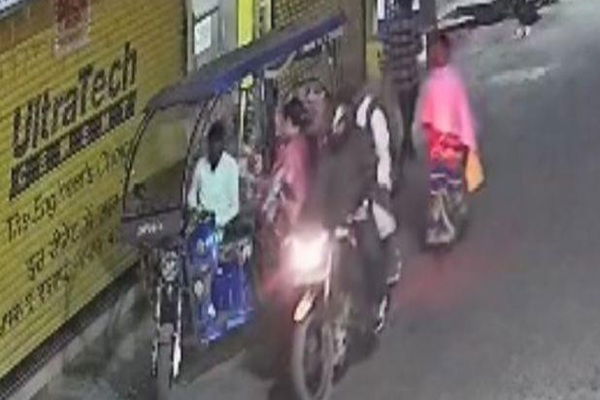 गिरिडीह : महिला का चेन छीनकर फरार हुए बदमाश, वारदात CCTV में कैद