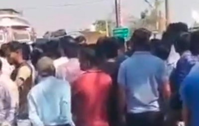 चतरा : ट्रक के कुचलने से महिला की मौत, आक्रोशितों ने शव के साथ सड़क जाम की, पुलिस से तीखी नोकझोंक