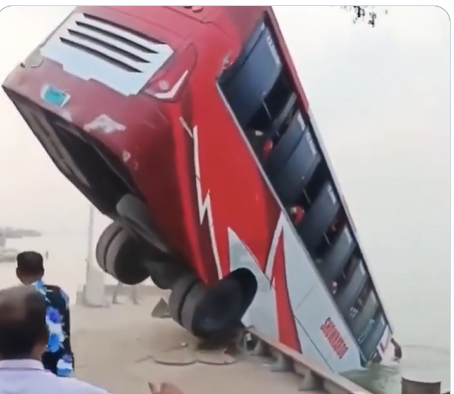 बांग्लादेश :  बस अनियंत्रित होकर पद्मा नदी में गिरी, 23 यात्रियों की मौत, कई लापता