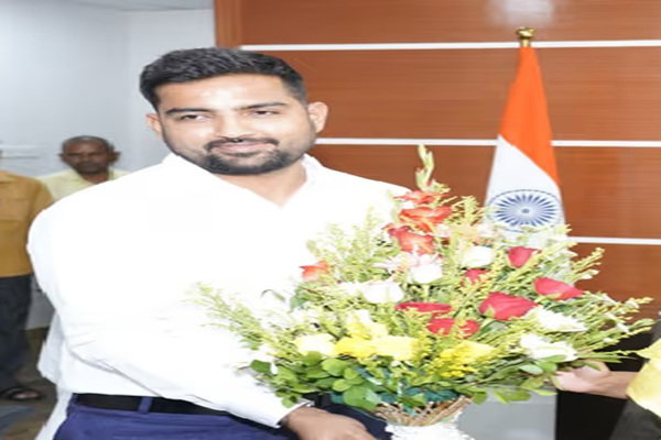 Palamu : DC का फर्जी इंस्टाग्राम अकाउंट बना मांगे जा रहे पैसे, प्रशासन ने किया सतर्क