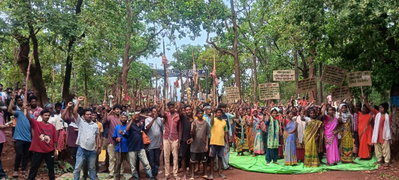 Chaibasa :  रोजगार की मांग पर युवाओं ने मनोहरपुर के दुबिल माइंस के पास किया चक्का जाम