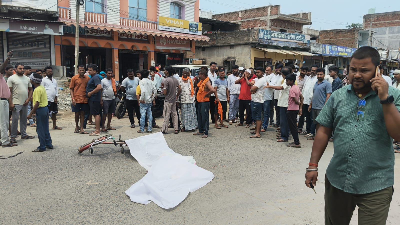 Hazaribagh News :  ट्रक ने सड़क पार कर रहे व्यक्ति को रौंदा, मौत, ग्रामीणों ने चालक को दबोचा