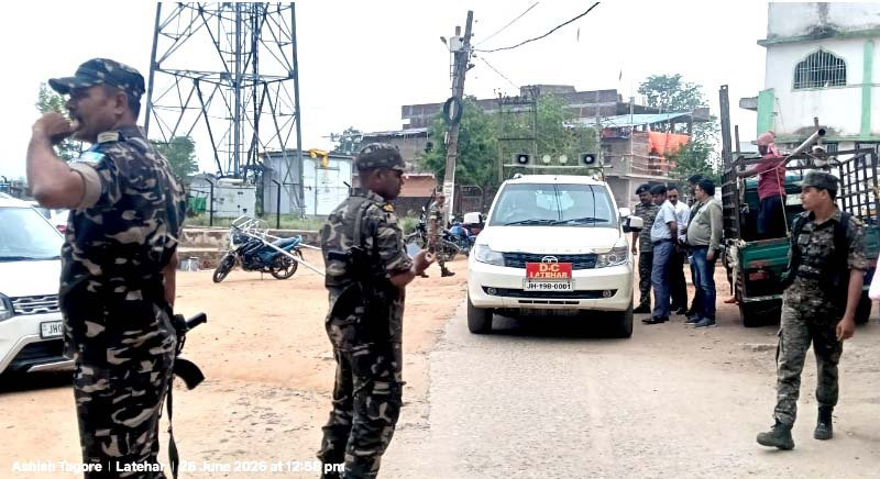 Latehar News :  मोर्हरम को लेकर DC-SP ने नगर भ्रमण कर विधि व्‍यवस्‍था का लिया जायजा