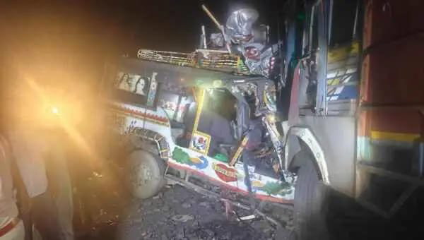 Ramgarh News : ट्रक और सवारी वाहन में भीषण टक्कर, सात की मौत