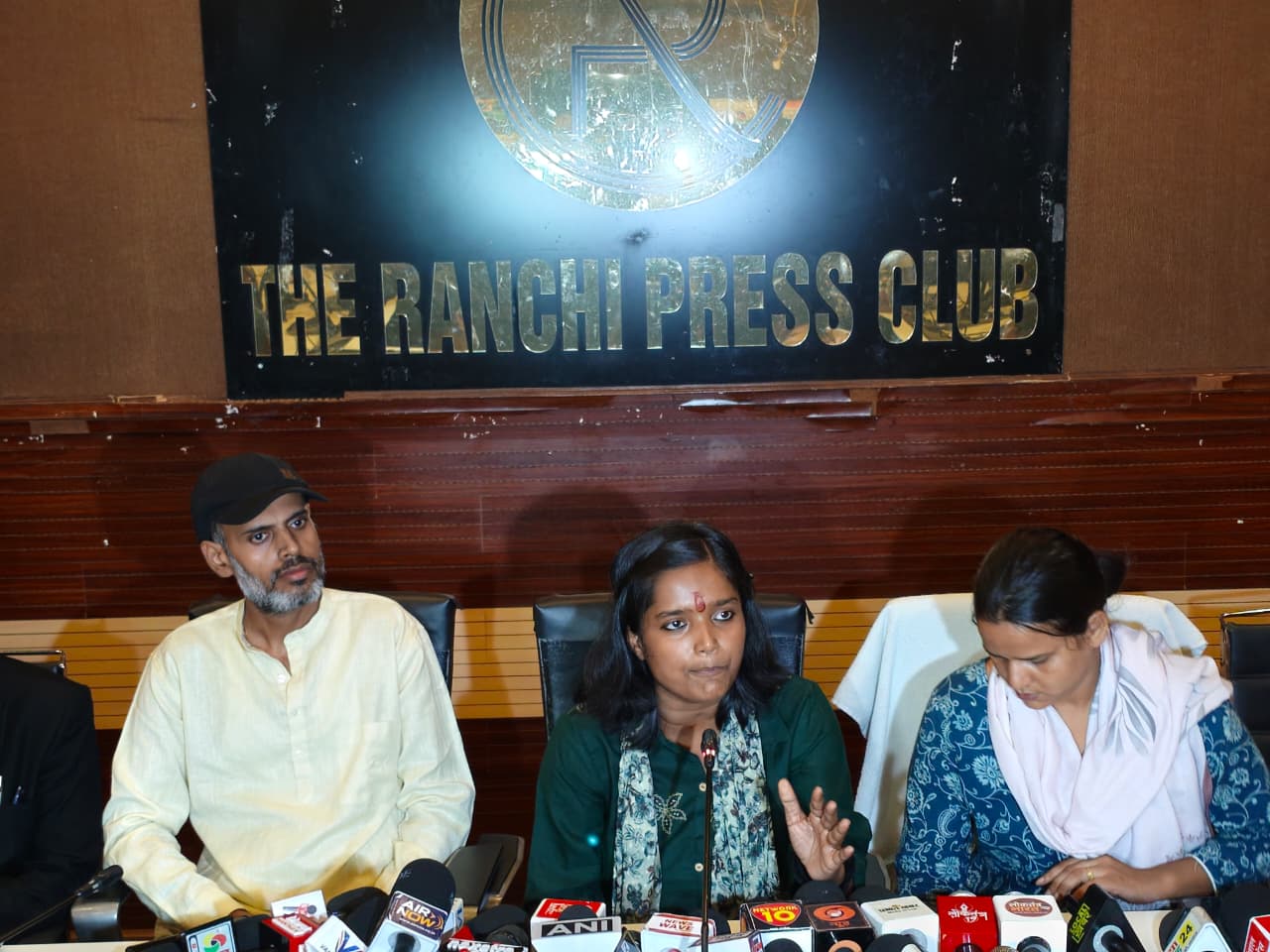 अमीषा प्रसाद की शहबाज आलम को खुली चुनौती, टेबल टॉक कर आरोपों के सबूत पेश करें