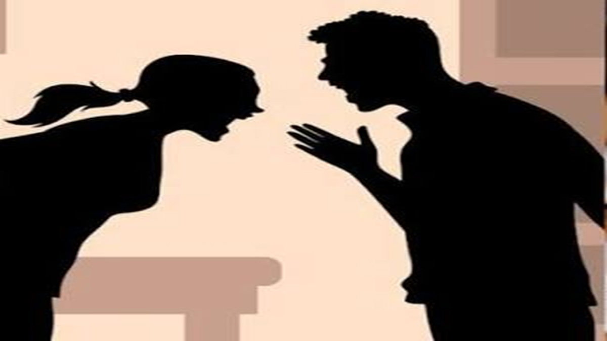Dumka News :  पति पर पत्नी के नाम पर लोन लेने और गहने बंधक रखने का आरोप, महिला थाना पहुंची पत्नी