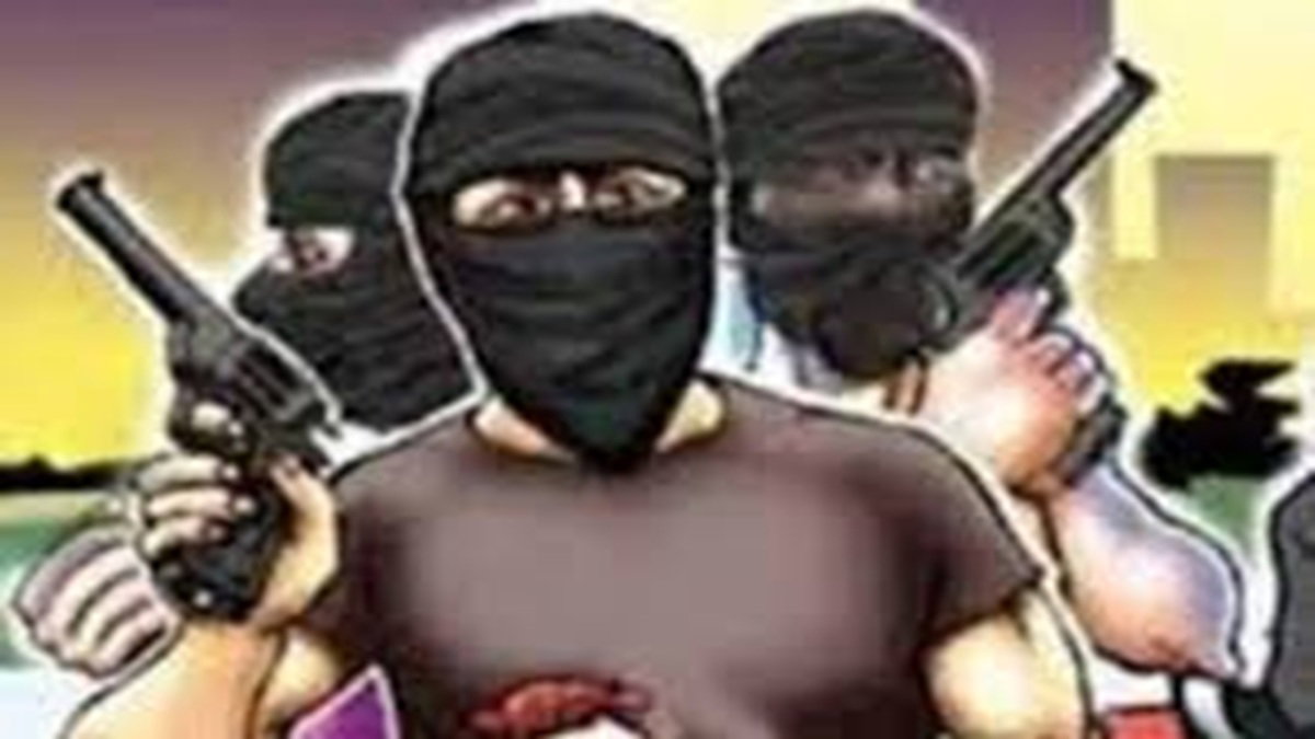 Hazaribagh News : चौपारण में ज्वेलरी कारोबारी के घर डकैती, परिवार को बंधक बना नकदी-जेवर लूटे
