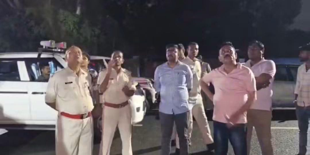Bokaro News : भारी बारिश में सेक्टर-6 के आवास की सीढ़ी की रेलिंग ढही, फंसे चार परिवारों का किया गया रेस्क्यू