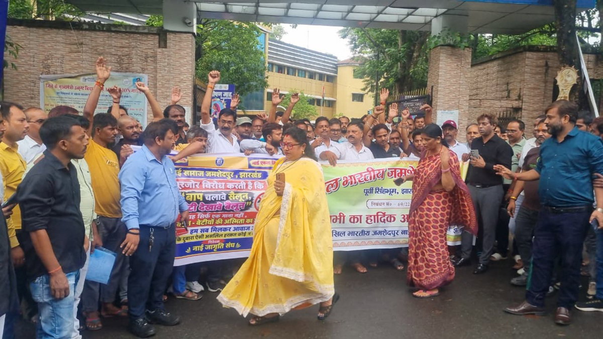 Jamshedpur : नाई जागृति संघ ने समाज के खिलाफ आपत्तिजनक गाना गाने वालों पर कार्रवाई की मांग की