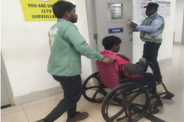 चाईबासा: मेले से लौट रहे ग्रामीणों का कैंपर वाहन पलटा, मातम में बदली खुशियां