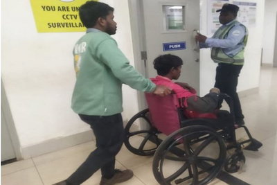 चाईबासा: मेले से लौट रहे ग्रामीणों का कैंपर वाहन पलटा, मातम में बदली खुशियां