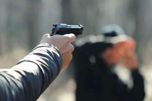 पंचायत के दौरान व्यापारी की गोली मारकर हत्या, ब्लॉग विवाद में फायरिंग की आशंका