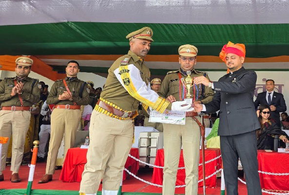 धनबाद :  गणतंत्र दिवस परेड में उत्कृष्ट प्रदर्शन के लिए CRPF प्लाटून को प्रथम पुरस्कार