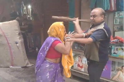 झरिया में मानवता शर्मसार, कपड़ा व्यवसायी ने महिला सफाईकर्मी को झाड़ू से पीटा