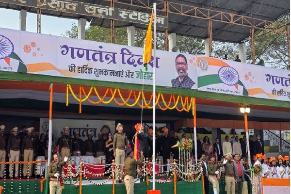 गणतंत्र दिवस पर शहीद रणधीर वर्मा स्टेडियम में भव्य समारोह, डीसी ने किया ध्वजारोहण