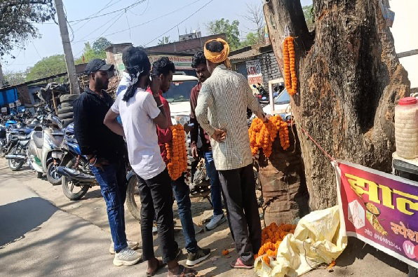 पलामू :  GLA कॉलेज मतगणना केंद्र के बाहर जश्न का माहौल, फूल-माला व मिठाई की बिक्री बढ़ी