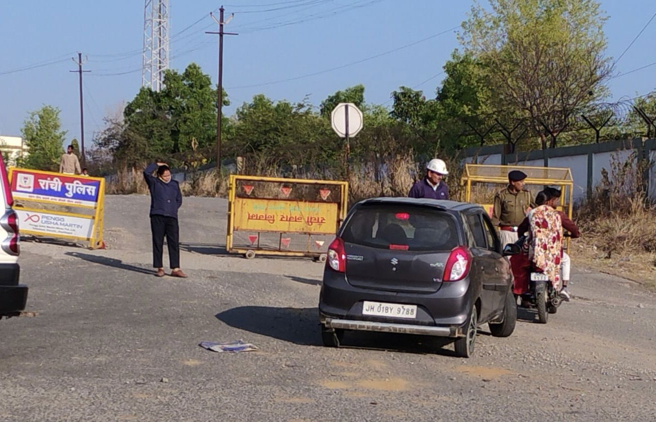 चेक पोस्ट पर रांची पुलिस की कड़ी निगरानी, अनजान वाहनों के प्रवेश वर्जित