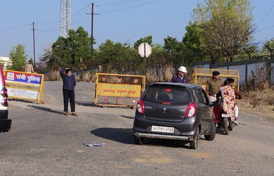 चेक पोस्ट पर रांची पुलिस की कड़ी निगरानी, अनजान वाहनों के प्रवेश वर्जित