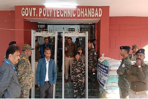 धनबाद नगर निगम चुनाव : कड़ी सुरक्षा के बीच 11 हॉल में 117 टेबलों पर वोटों की गिनती शुरू