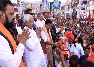 पटना: रामनवमी पर डाकबंगला में रंग-बिरंगी झांकियां, मनोज तिवारी के गानों पर झूमे लोग