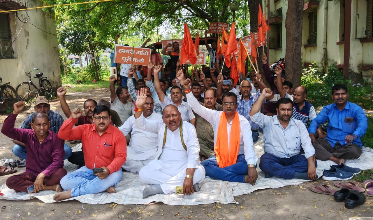 IIT-ISM के 110 सुरक्षा कर्मियों की छंटनी के विरोध में धरना, भूख हड़ताल की चेतावनी